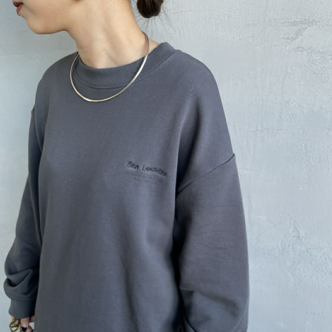 Ben Lenovitz [ベン レノビッツ] 別注 ドッグバックプリントスウェット [BL25F-003IN-JF] CHARCOAL &&モデル身長：150cm 着用サイズ：S&&