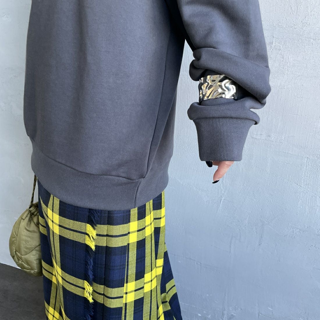 Ben Lenovitz [ベン レノビッツ] 別注 ドッグバックプリントスウェット [BL25F-003IN-JF] CHARCOAL &&モデル身長：150cm 着用サイズ：S&&