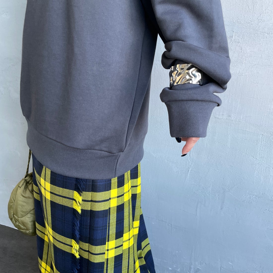 Ben Lenovitz [ベン レノビッツ] 別注 ドッグバックプリントスウェット [BL25F-003IN-JF] CHARCOAL &&モデル身長：150cm 着用サイズ：S&&