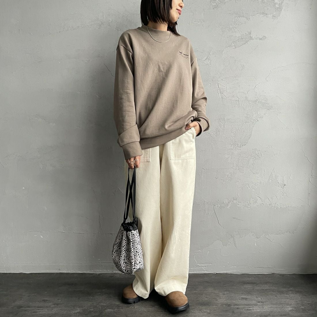 Ben Lenovitz [ベン レノビッツ] 別注 ドッグバックプリントスウェット [BL25F-003IN-JF] BEIGE &&モデル身長：159cm 着用サイズ：S&&