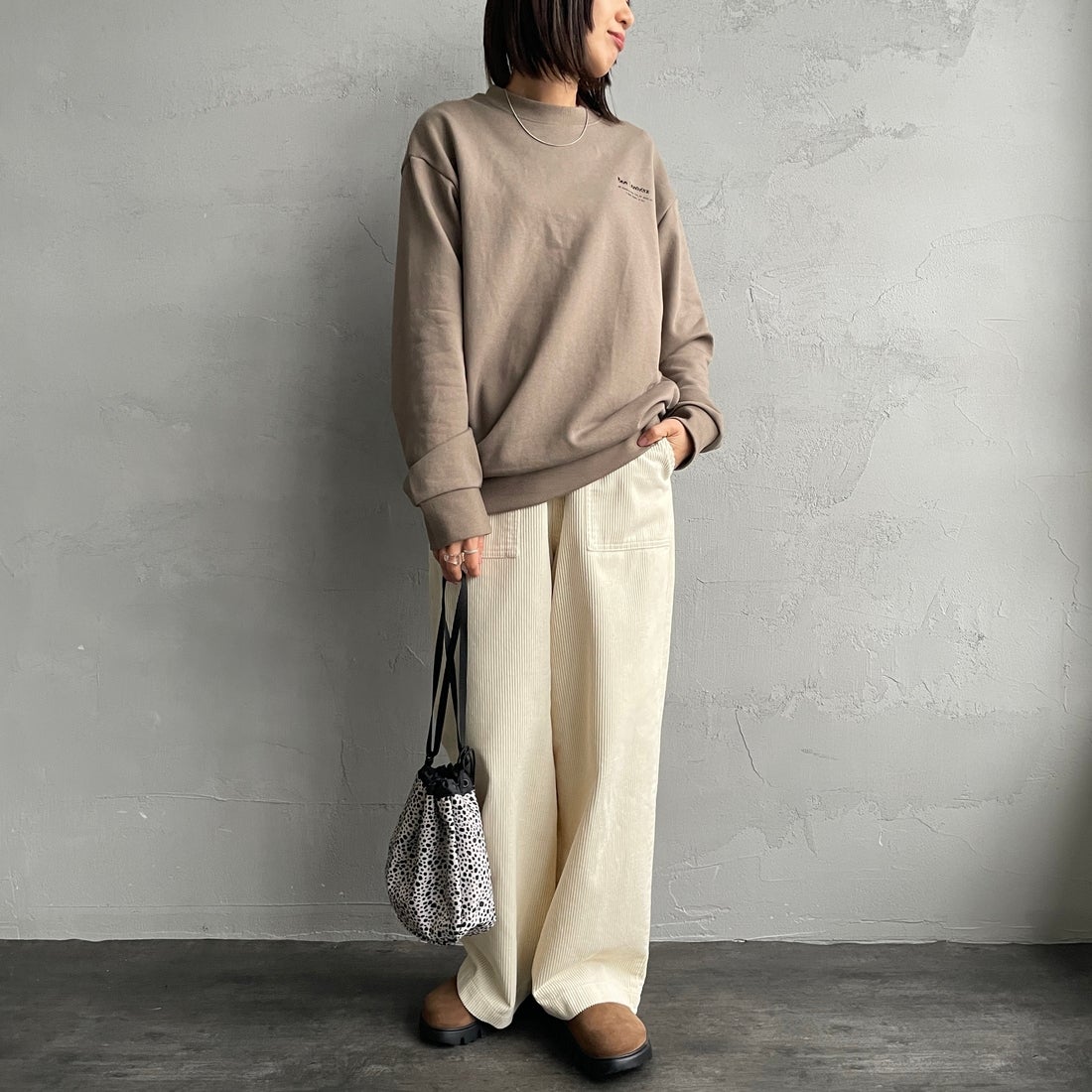 Ben Lenovitz [ベン レノビッツ] 別注 ドッグバックプリントスウェット [BL25F-003IN-JF] BEIGE &&モデル身長：159cm 着用サイズ：S&&