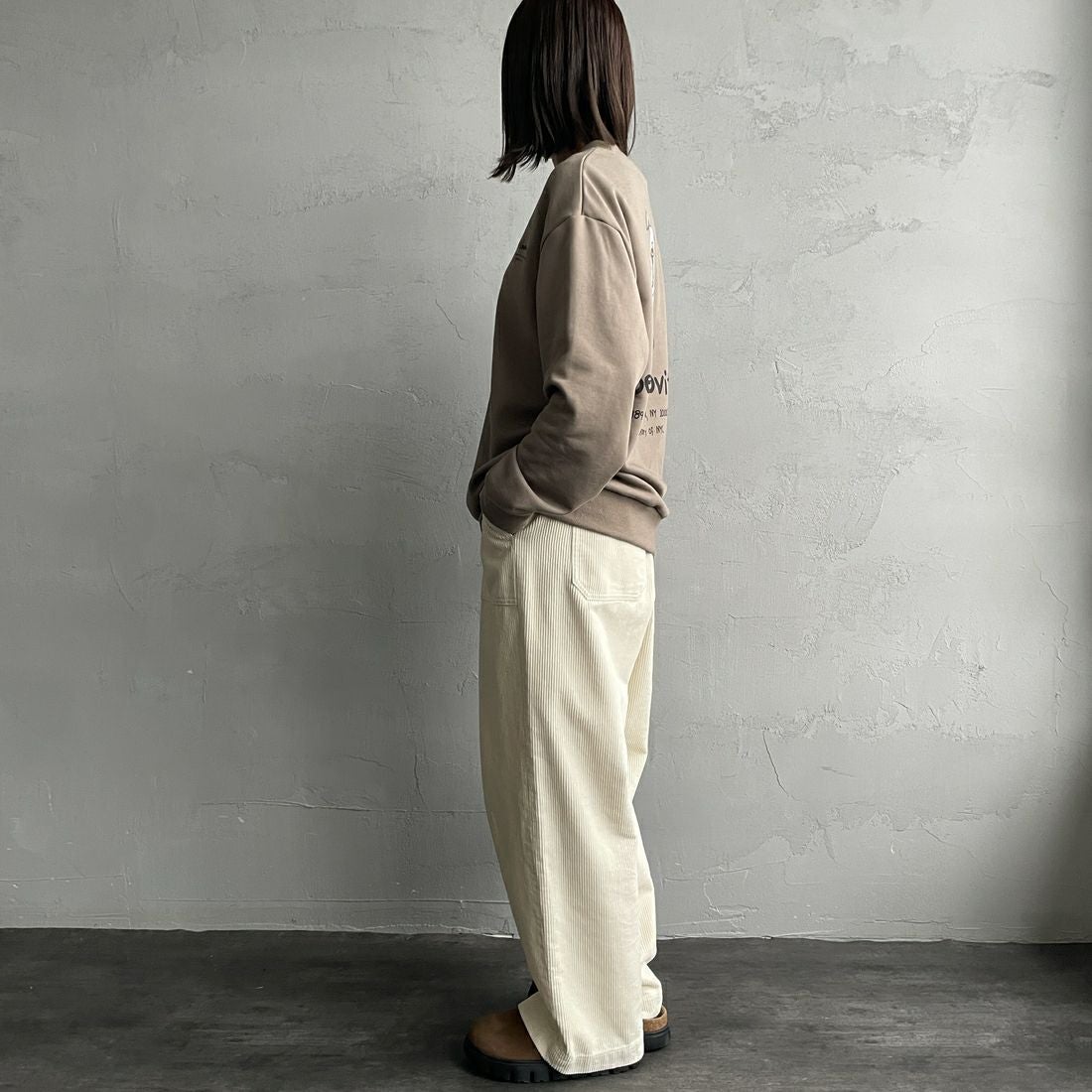 Ben Lenovitz [ベン レノビッツ] 別注 ドッグバックプリントスウェット [BL25F-003IN-JF] BEIGE &&モデル身長：159cm 着用サイズ：S&&