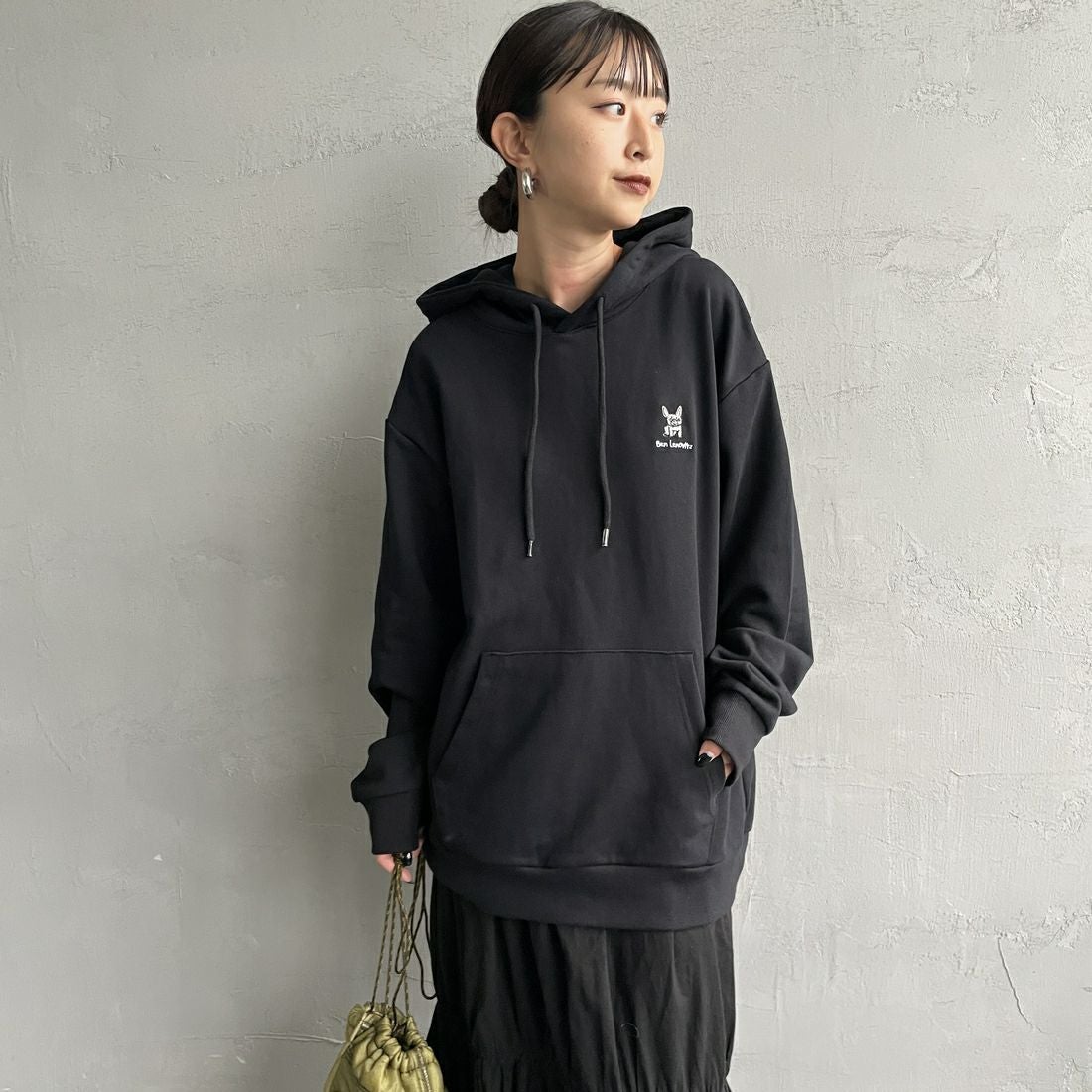 Ben Lenovitz [ベン レノビッツ] 別注 ドッグバックプリントスウェットパーカー [BL25F-004IN-JF] BLACK &&モデル身長：150cm 着用サイズ：S&&