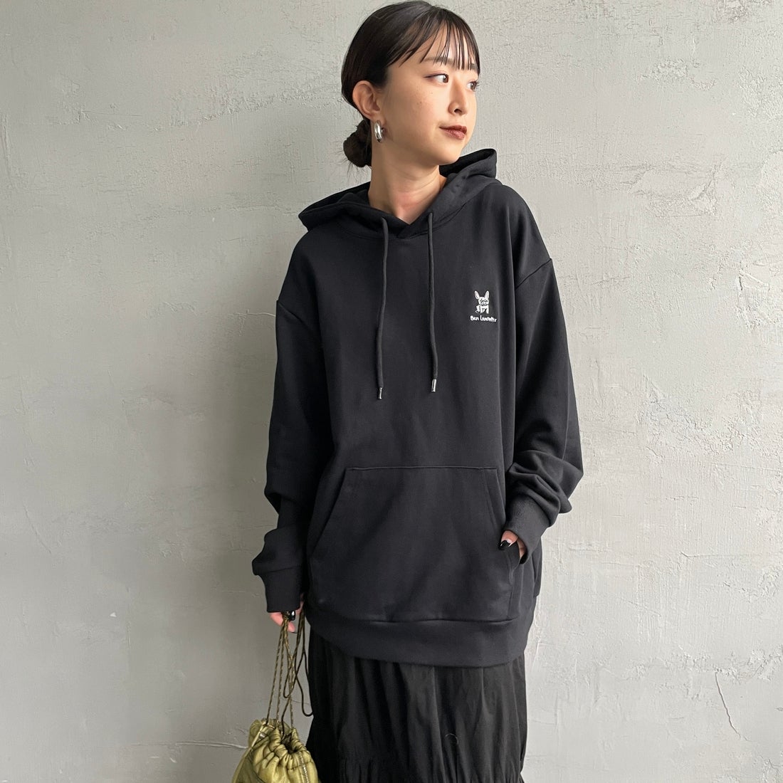 Ben Lenovitz [ベン レノビッツ] 別注 ドッグバックプリントスウェットパーカー [BL25F-004IN-JF] BLACK &&モデル身長：150cm 着用サイズ：S&&