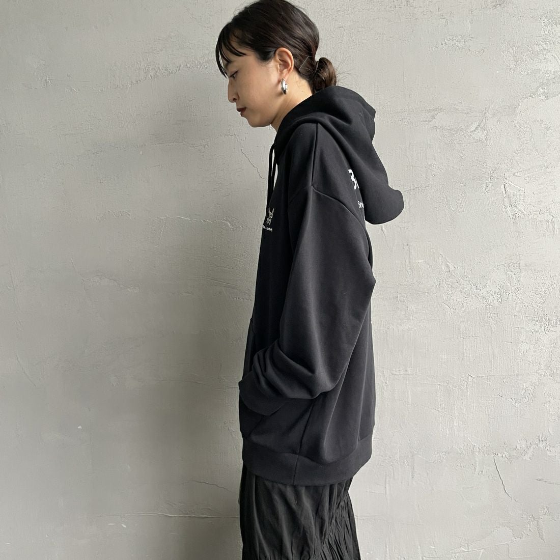 Ben Lenovitz [ベン レノビッツ] 別注 ドッグバックプリントスウェットパーカー [BL25F-004IN-JF] BLACK &&モデル身長：150cm 着用サイズ：S&&