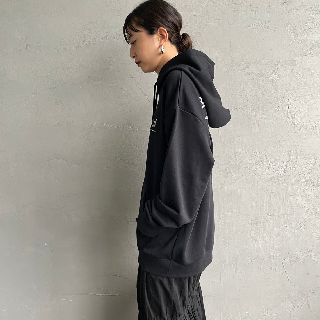 Ben Lenovitz [ベン レノビッツ] 別注 ドッグバックプリントスウェットパーカー [BL25F-004IN-JF] BLACK &&モデル身長：150cm 着用サイズ：S&&