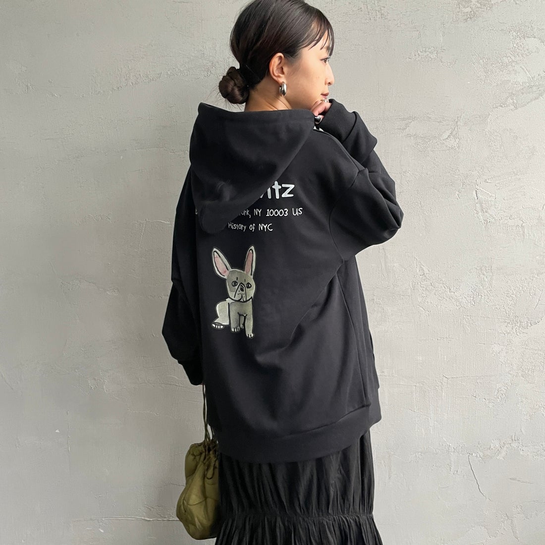 Ben Lenovitz [ベン レノビッツ] 別注 ドッグバックプリントスウェットパーカー [BL25F-004IN-JF] BLACK &&モデル身長：150cm 着用サイズ：S&&