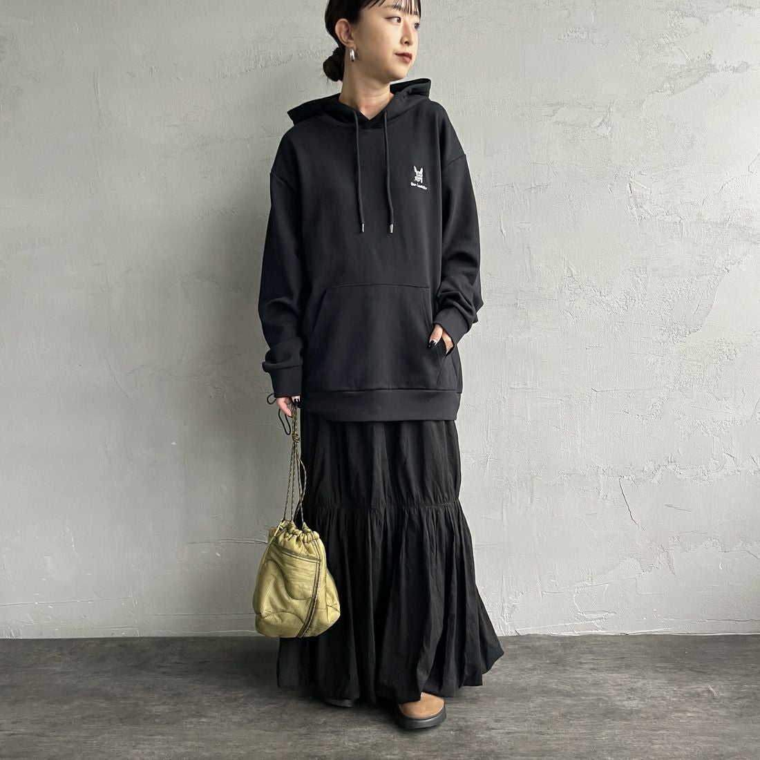 Ben Lenovitz [ベン レノビッツ] 別注 ドッグバックプリントスウェットパーカー [BL25F-004IN-JF] BLACK &&モデル身長：150cm 着用サイズ：S&&