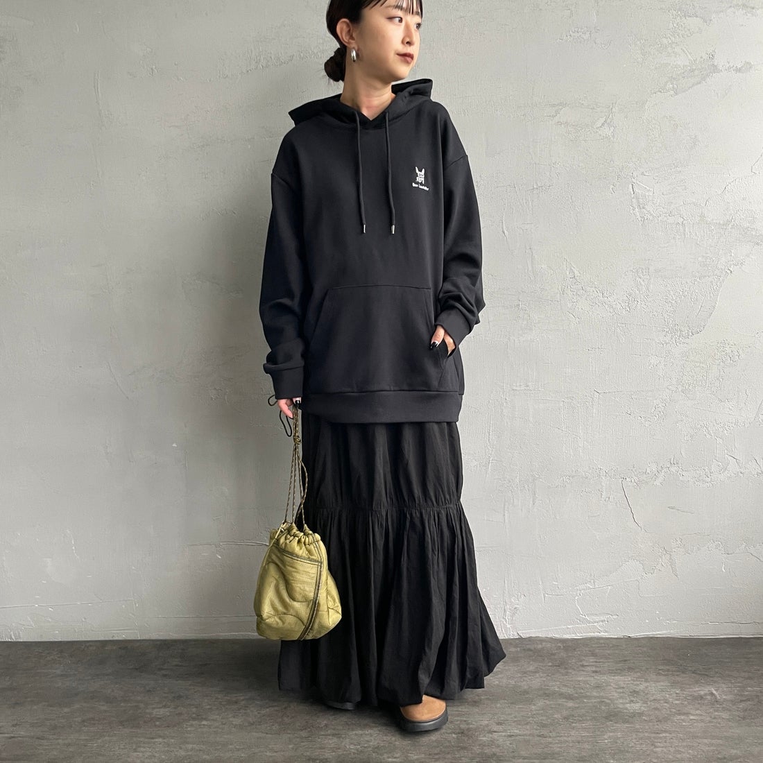 Ben Lenovitz [ベン レノビッツ] 別注 ドッグバックプリントスウェットパーカー [BL25F-004IN-JF] BLACK &&モデル身長：150cm 着用サイズ：S&&