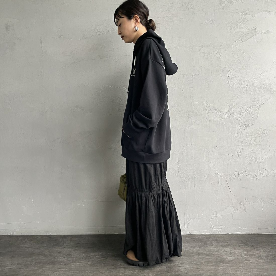 Ben Lenovitz [ベン レノビッツ] 別注 ドッグバックプリントスウェットパーカー [BL25F-004IN-JF] BLACK &&モデル身長：150cm 着用サイズ：S&&