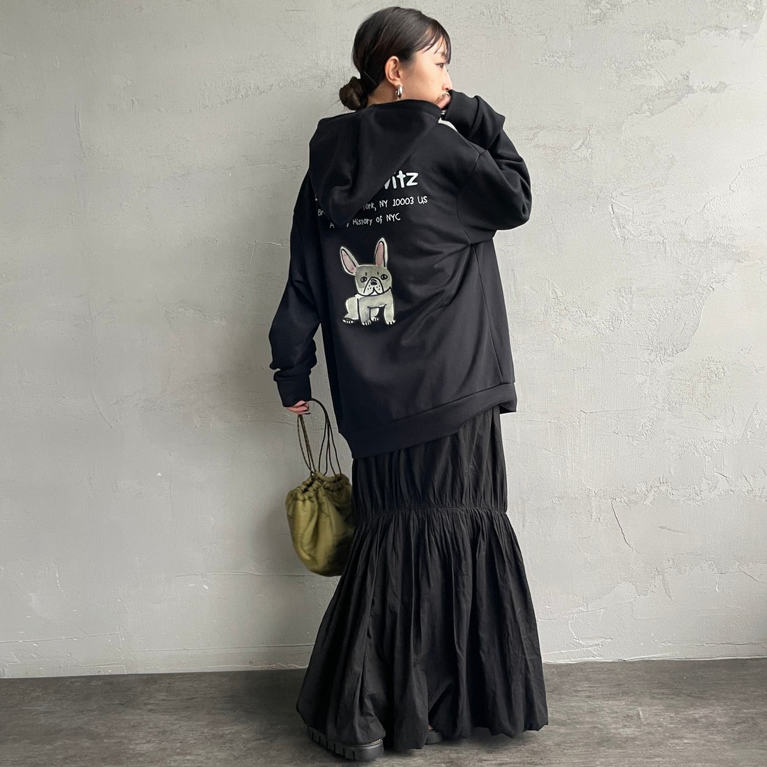 Ben Lenovitz [ベン レノビッツ] 別注 ドッグバックプリントスウェットパーカー [BL25F-004IN-JF] BLACK &&モデル身長：150cm 着用サイズ：S&&