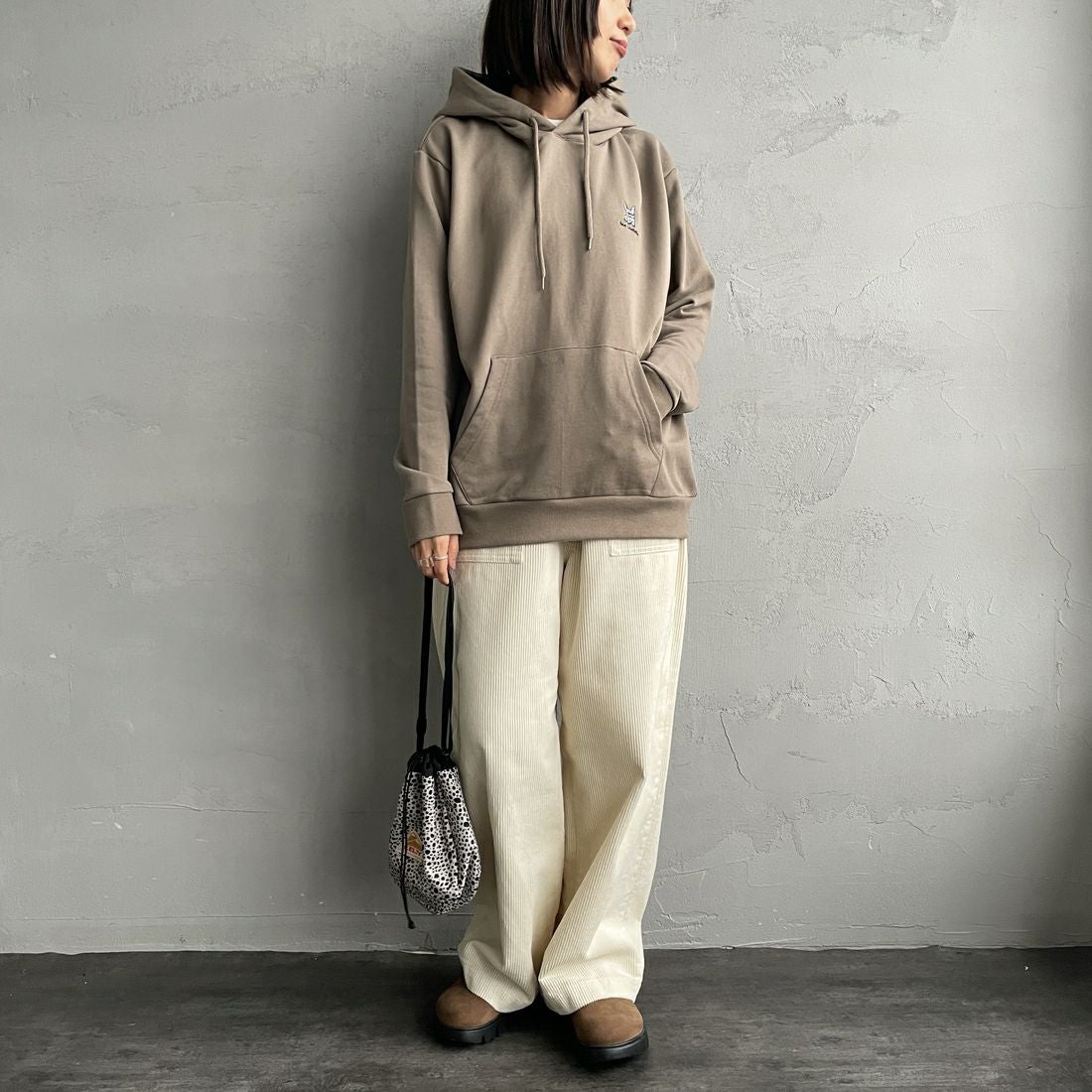 Ben Lenovitz [ベン レノビッツ] 別注 ドッグバックプリントスウェットパーカー [BL25F-004IN-JF] BEIGE &&モデル身長：159cm 着用サイズ：S&&