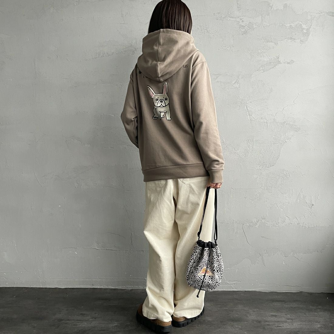 Ben Lenovitz [ベン レノビッツ] 別注 ドッグバックプリントスウェットパーカー [BL25F-004IN-JF] BEIGE &&モデル身長：159cm 着用サイズ：S&&