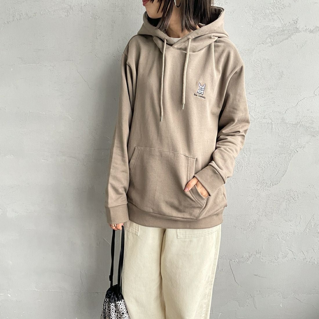Ben Lenovitz [ベン レノビッツ] 別注 ドッグバックプリントスウェットパーカー [BL25F-004IN-JF] BEIGE &&モデル身長：159cm 着用サイズ：S&&