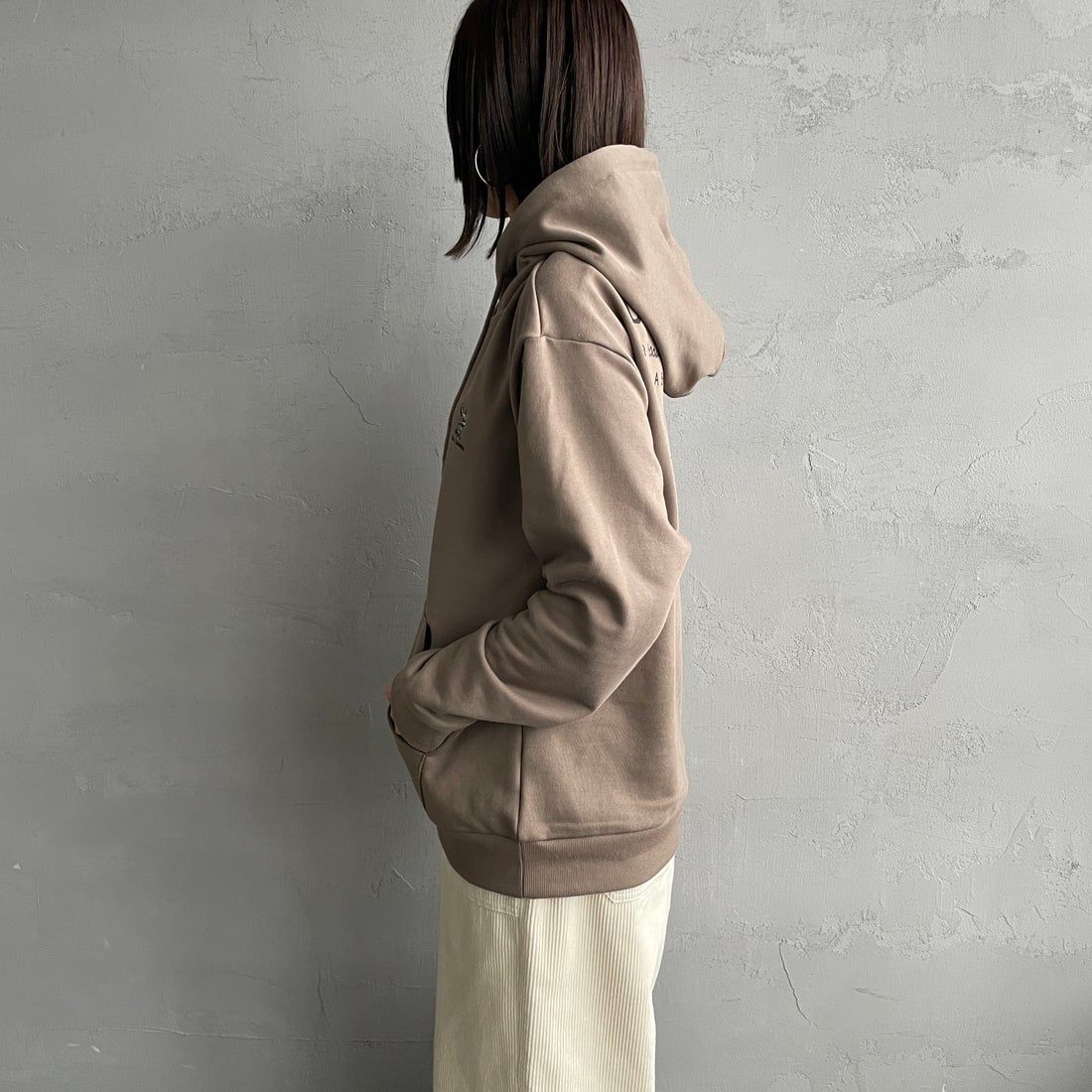 Ben Lenovitz [ベン レノビッツ] 別注 ドッグバックプリントスウェットパーカー [BL25F-004IN-JF] BEIGE &&モデル身長：159cm 着用サイズ：S&&