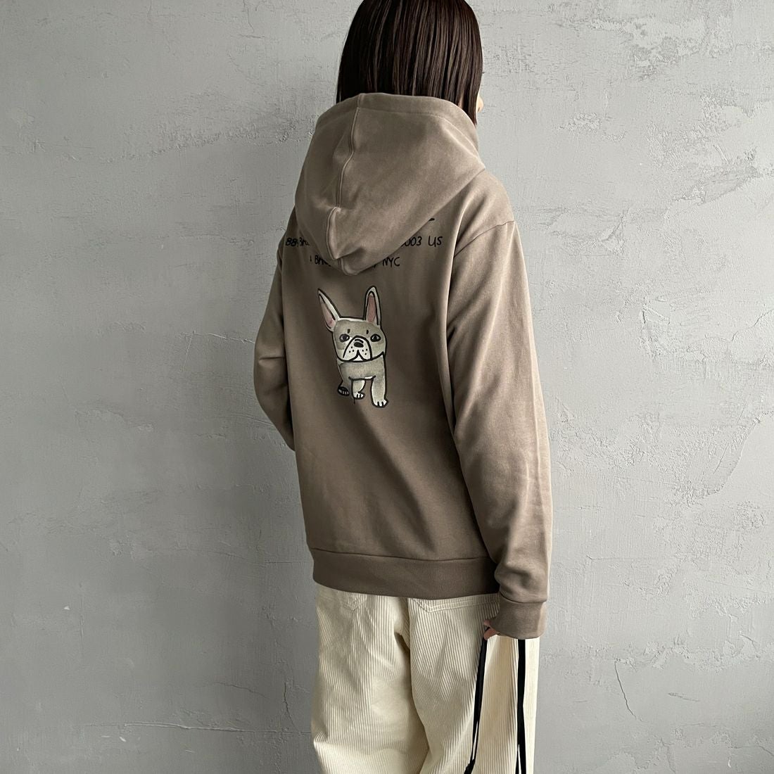 Ben Lenovitz [ベン レノビッツ] 別注 ドッグバックプリントスウェットパーカー [BL25F-004IN-JF] BEIGE &&モデル身長：159cm 着用サイズ：S&&