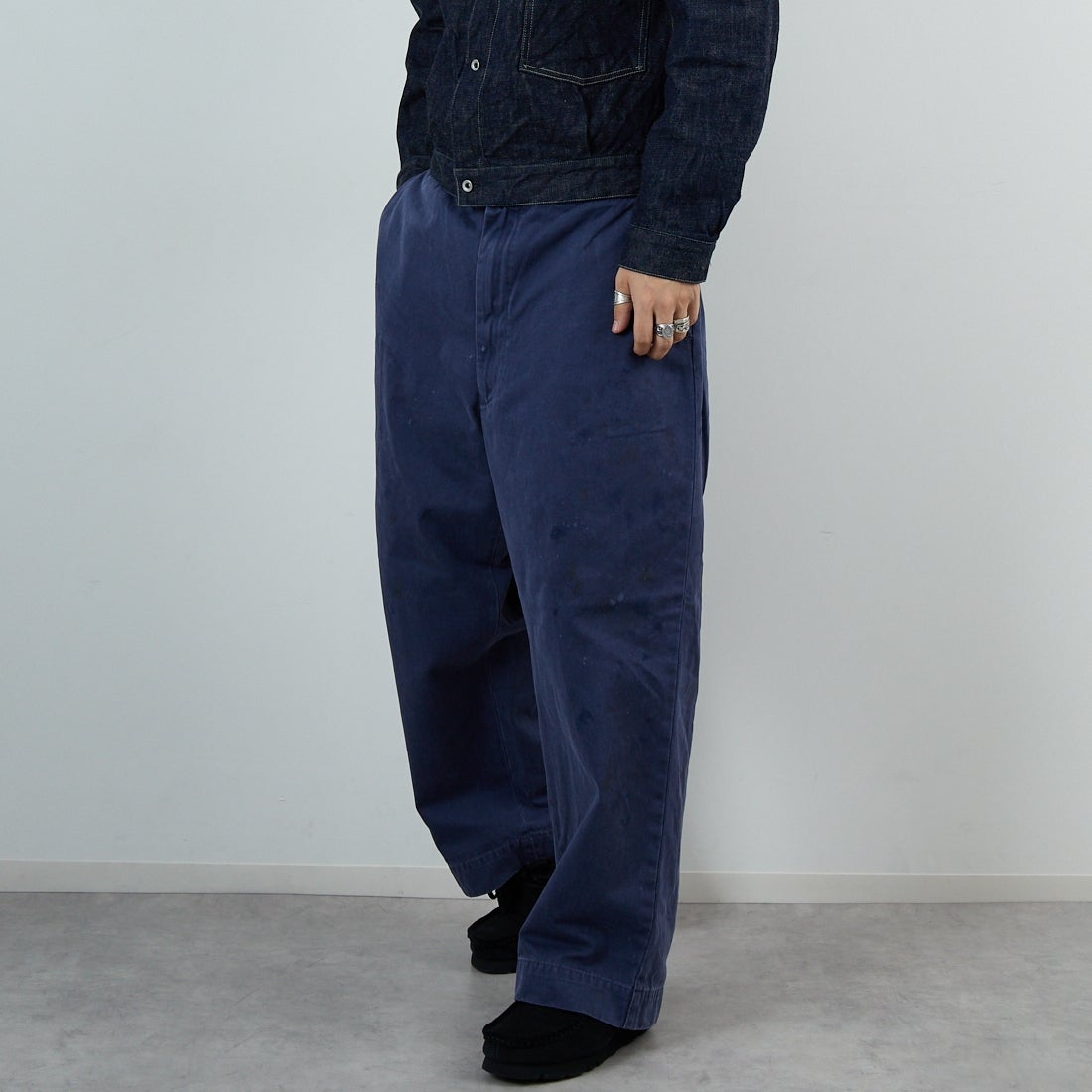 BOW WOW [バウワウ] エッセンシャルエイジドチノパンツ [BW252-ECP] AGED NAVY &&モデル身長：179cm 着用サイズ：XXXL&&