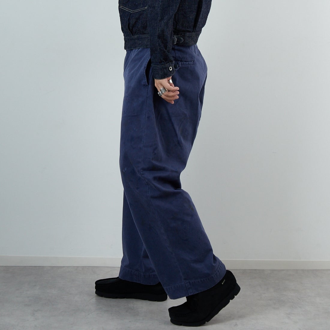 BOW WOW [バウワウ] エッセンシャルエイジドチノパンツ [BW252-ECP] AGED NAVY &&モデル身長：179cm 着用サイズ：XXXL&&