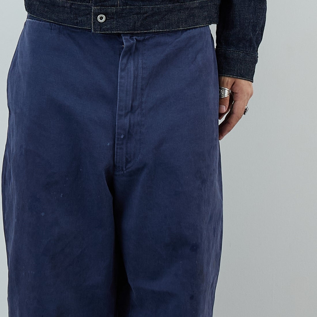 BOW WOW [バウワウ] エッセンシャルエイジドチノパンツ [BW252-ECP] AGED NAVY &&モデル身長：179cm 着用サイズ：XXXL&&