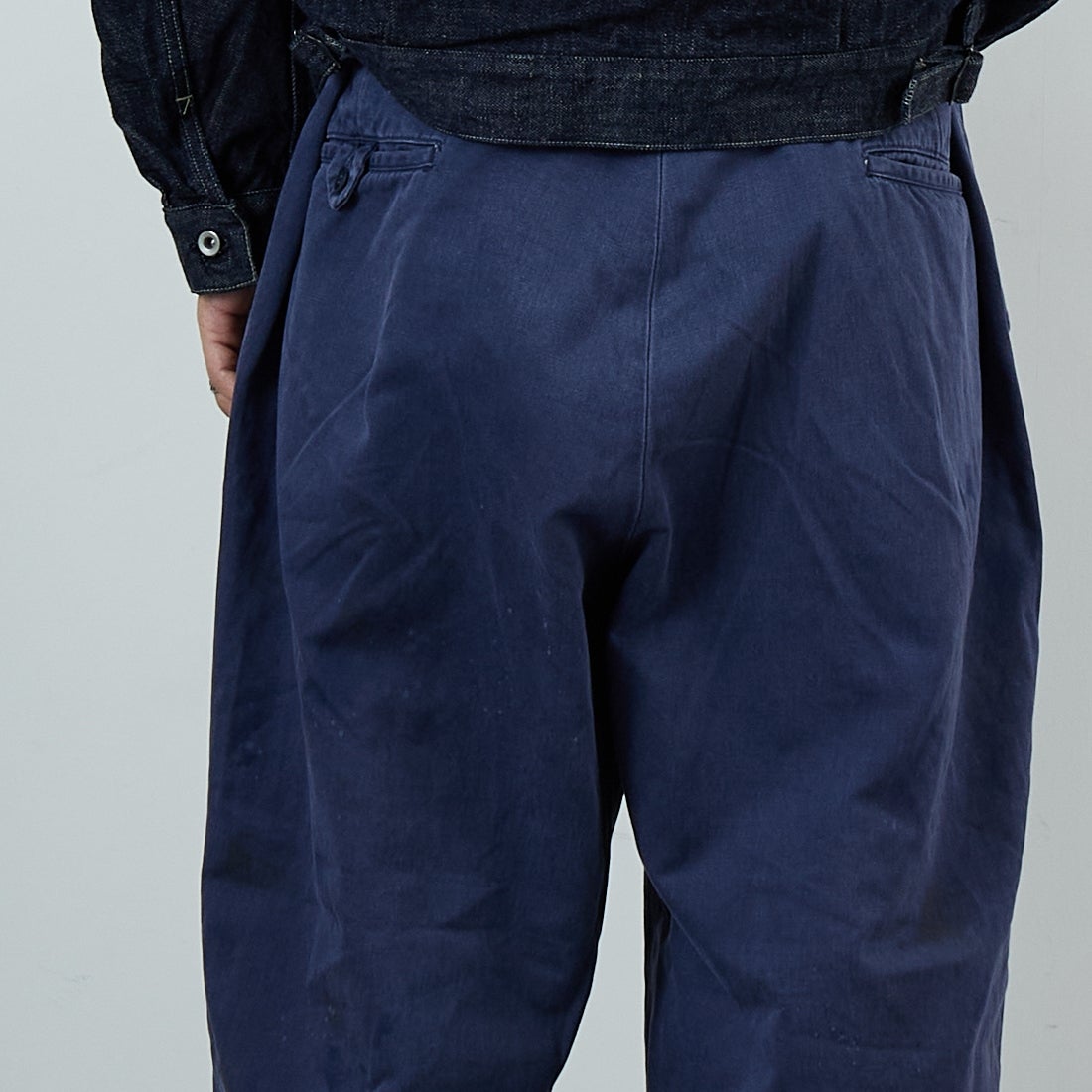 BOW WOW [バウワウ] エッセンシャルエイジドチノパンツ [BW252-ECP] AGED NAVY &&モデル身長：179cm 着用サイズ：XXXL&&