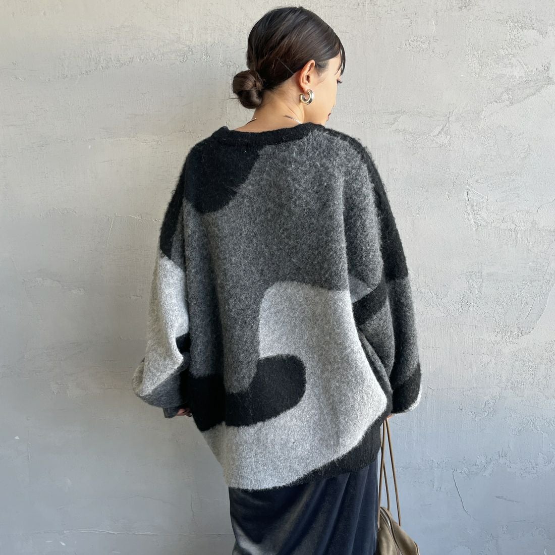 Maison de L'allure [メゾン ドゥ ラリュール] シャギージャガードニット [M25131040] 09 BLACK &&モデル身長：150cm 着用サイズ：F&&