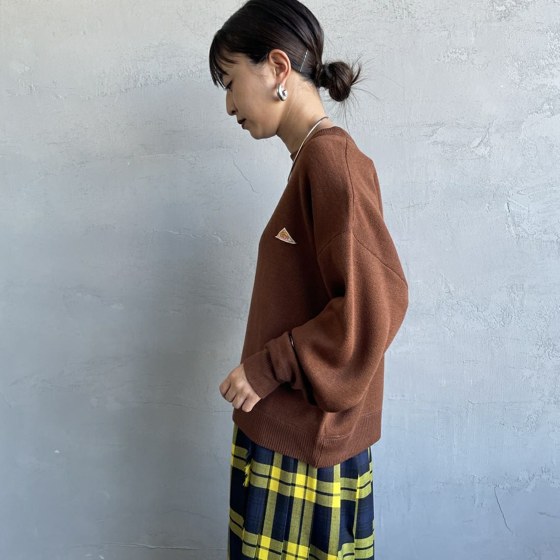 KELTY [ケルティ] 別注 ワンポイントロゴ スウェットライクニット [KE253W30IN03-JF] BROWN &&モデル身長：150cm 着用サイズ：S&&