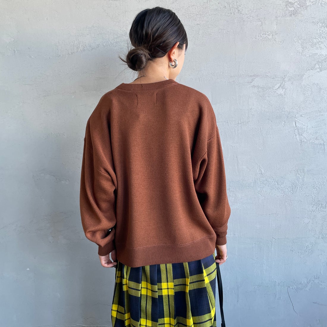 KELTY [ケルティ] 別注 ワンポイントロゴ スウェットライクニット [KE253W30IN03-JF] BROWN &&モデル身長：150cm 着用サイズ：S&&