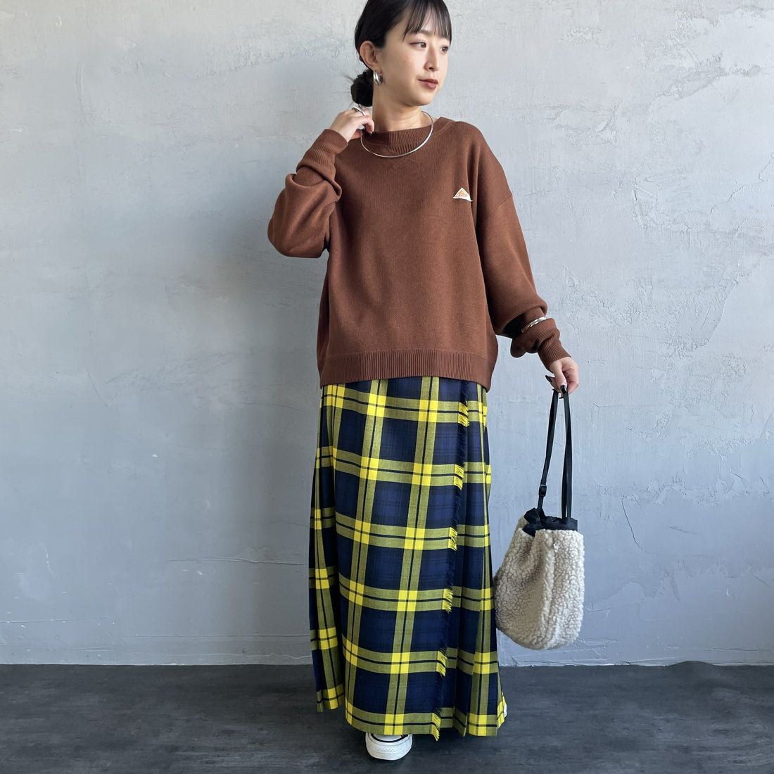 KELTY [ケルティ] 別注 ワンポイントロゴ スウェットライクニット [KE253W30IN03-JF] BROWN &&モデル身長：150cm 着用サイズ：S&&