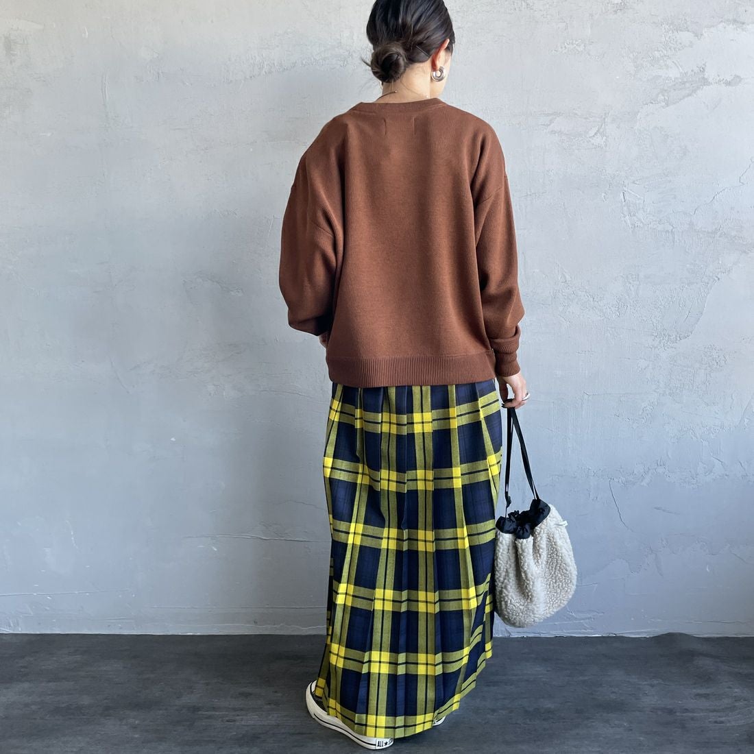 KELTY [ケルティ] 別注 ワンポイントロゴ スウェットライクニット [KE253W30IN03-JF] BROWN &&モデル身長：150cm 着用サイズ：S&&