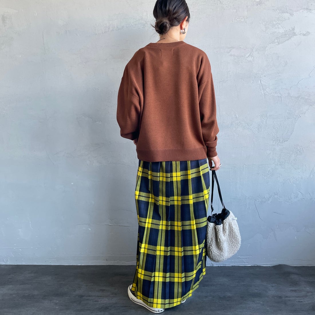 KELTY [ケルティ] 別注 ワンポイントロゴ スウェットライクニット [KE253W30IN03-JF] BROWN &&モデル身長：150cm 着用サイズ：S&&