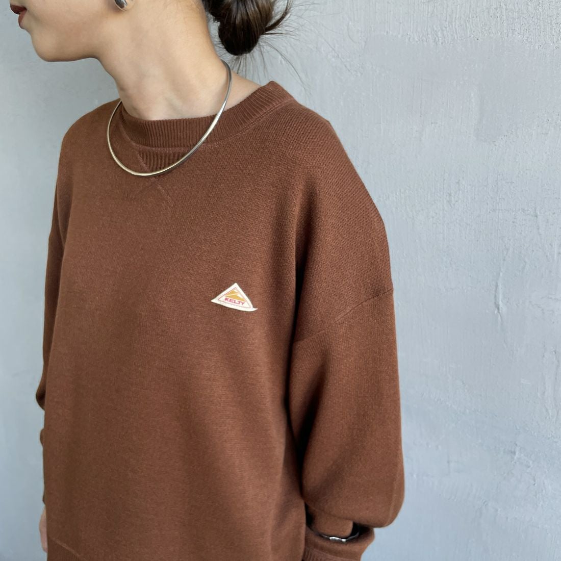 KELTY [ケルティ] 別注 ワンポイントロゴ スウェットライクニット [KE253W30IN03-JF] BROWN &&モデル身長：150cm 着用サイズ：S&&