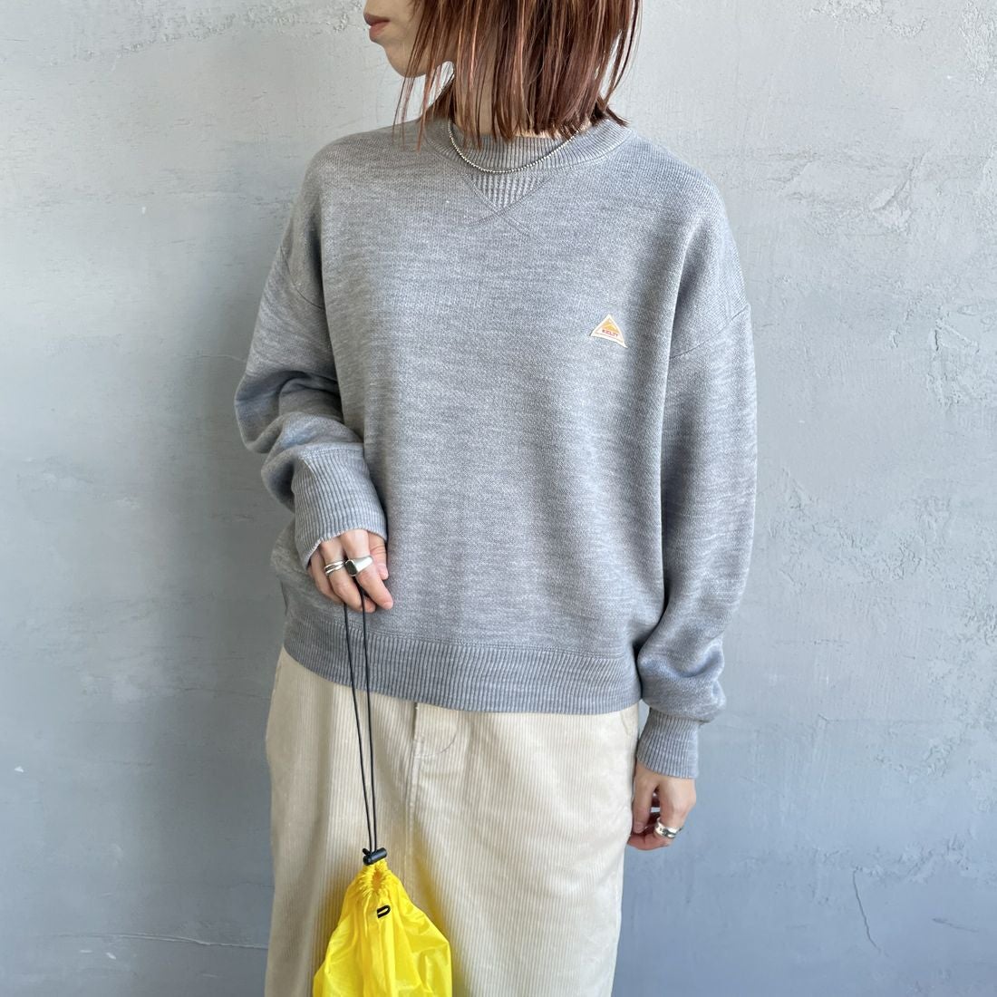 KELTY [ケルティ] 別注 ワンポイントロゴ スウェットライクニット [KE253W30IN03-JF] GRAY &&モデル身長：158cm 着用サイズ：S&&