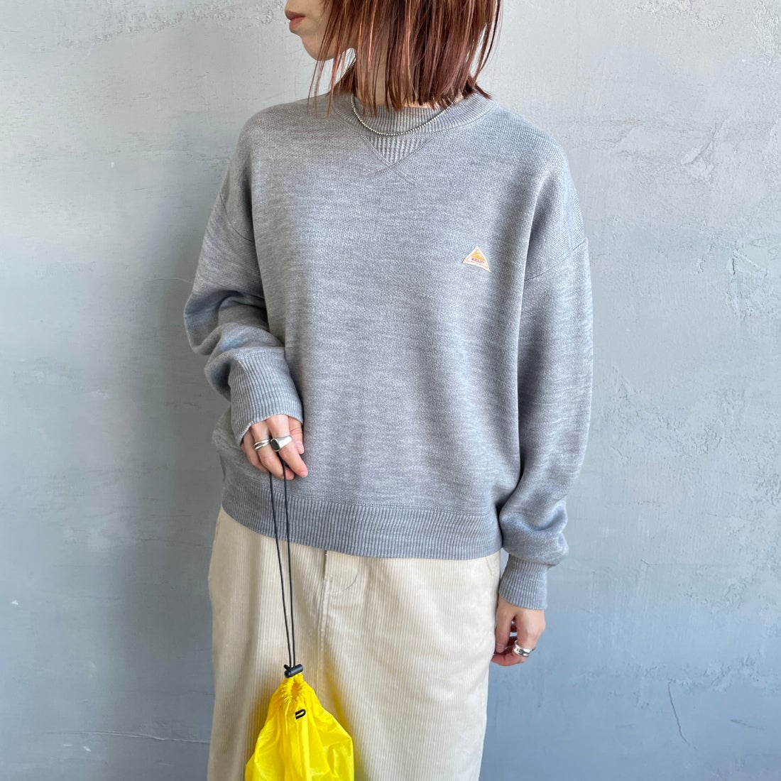 KELTY [ケルティ] 別注 ワンポイントロゴ スウェットライクニット [KE253W30IN03-JF] GRAY &&モデル身長：158cm 着用サイズ：S&&