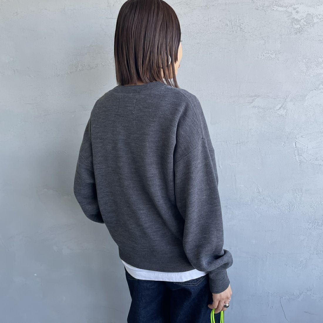 KELTY [ケルティ] 別注 ワンポイントロゴ スウェットライクニット [KE253W30IN03-JF] CHARCOAL &&モデル身長：159cm 着用サイズ：M&&