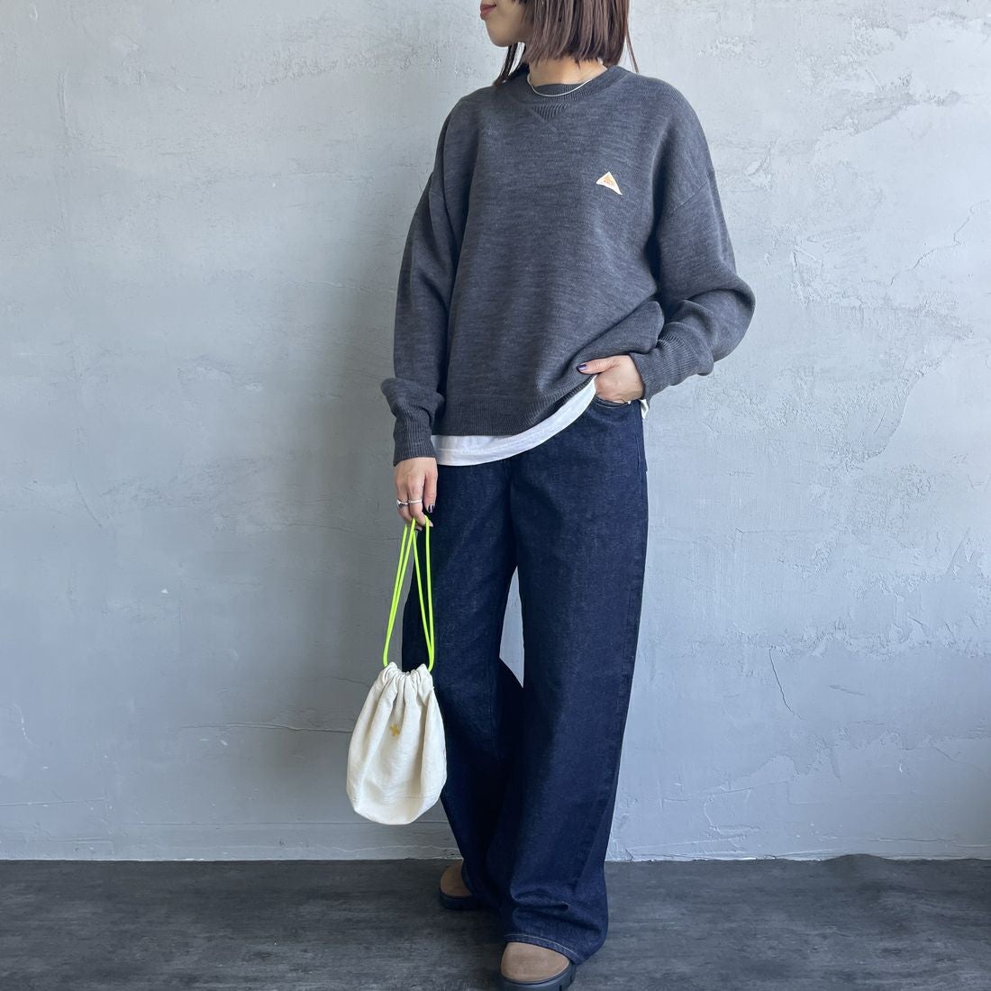 KELTY [ケルティ] 別注 ワンポイントロゴ スウェットライクニット [KE253W30IN03-JF] CHARCOAL &&モデル身長：159cm 着用サイズ：M&&