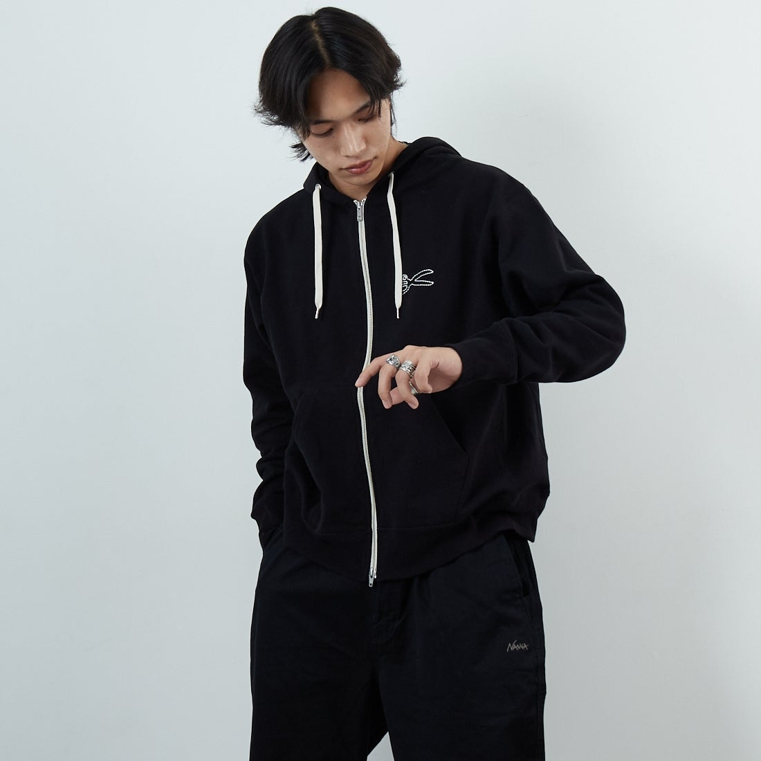 DENHAM [デンハム] チェーンステッチ ジップアップフーディ [CHAIN-ZIP-UP-HOODY] BLACK &&モデル身長：179cm 着用サイズ：M&&