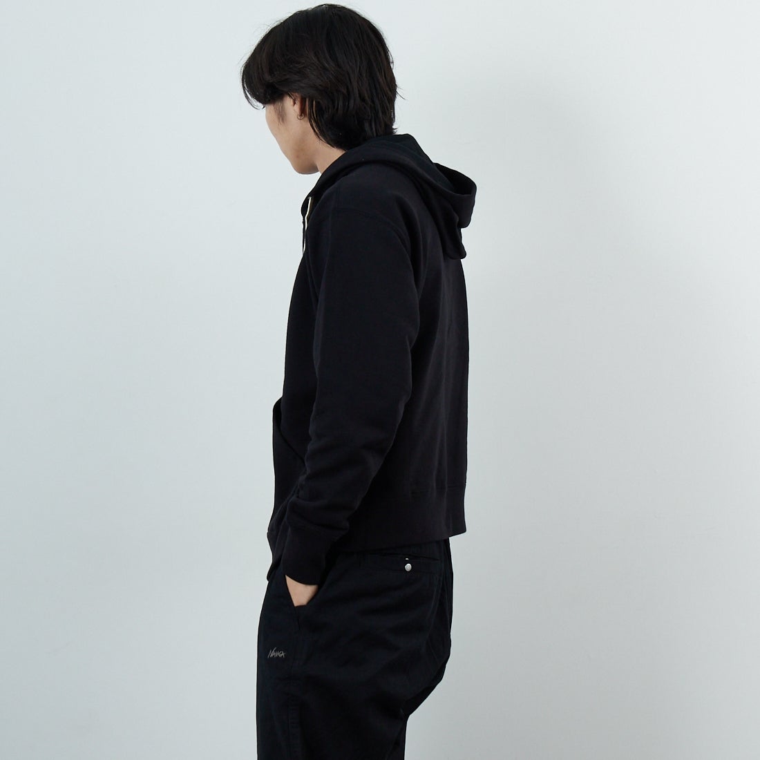 DENHAM [デンハム] チェーンステッチ ジップアップフーディ [CHAIN-ZIP-UP-HOODY] BLACK &&モデル身長：179cm 着用サイズ：M&&