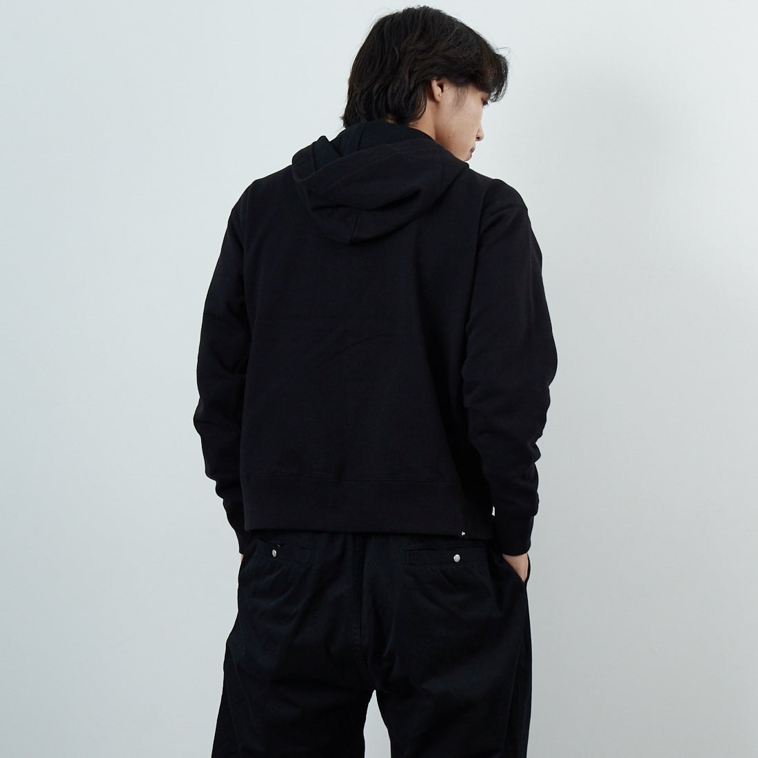 DENHAM [デンハム] チェーンステッチ ジップアップフーディ [CHAIN-ZIP-UP-HOODY] BLACK &&モデル身長：179cm 着用サイズ：M&&