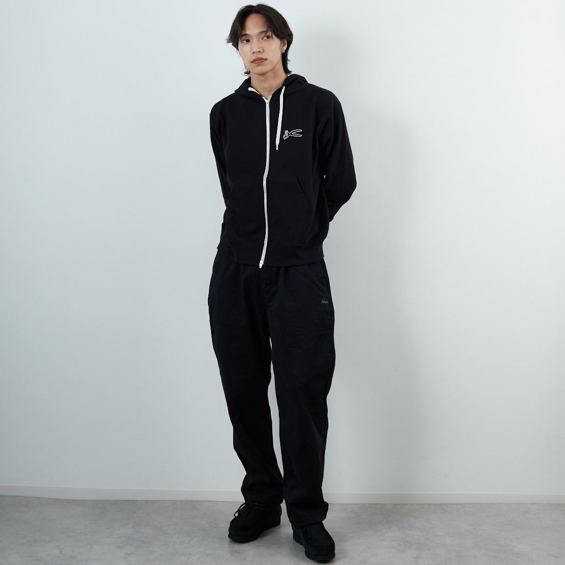 DENHAM [デンハム] チェーンステッチ ジップアップフーディ [CHAIN-ZIP-UP-HOODY] BLACK &&モデル身長：179cm 着用サイズ：M&&