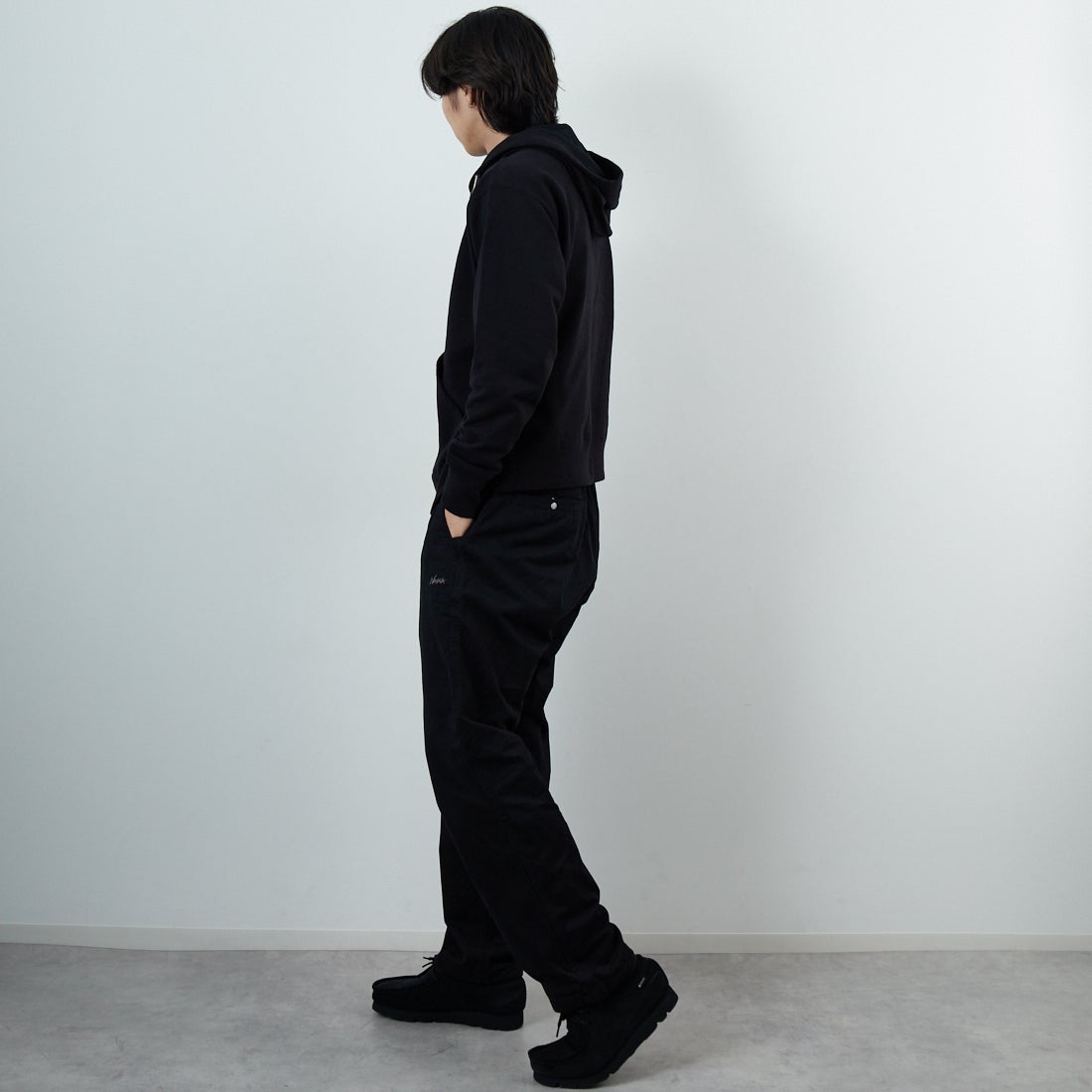 DENHAM [デンハム] チェーンステッチ ジップアップフーディ [CHAIN-ZIP-UP-HOODY] BLACK &&モデル身長：179cm 着用サイズ：M&&