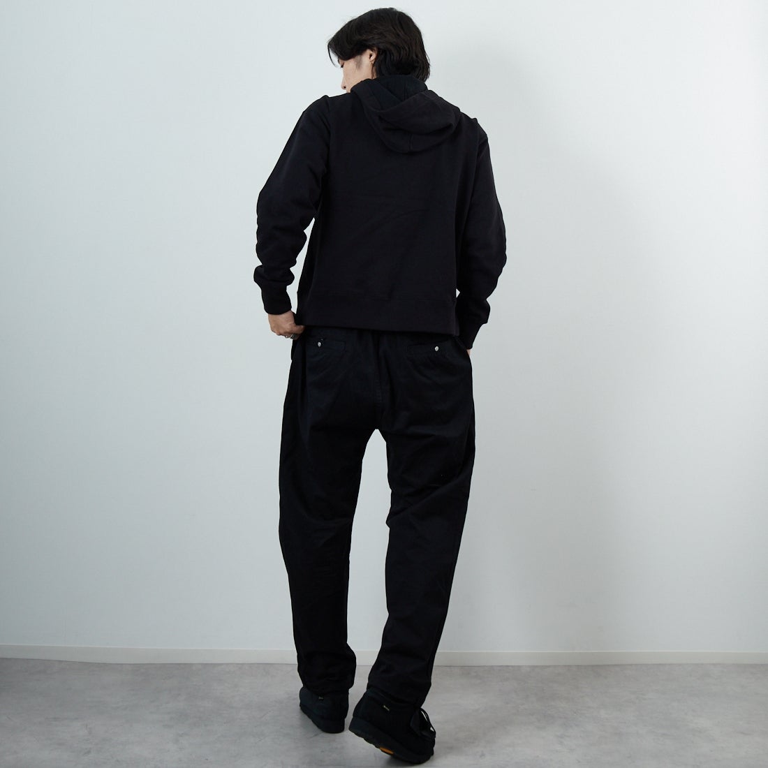 DENHAM [デンハム] チェーンステッチ ジップアップフーディ [CHAIN-ZIP-UP-HOODY] BLACK &&モデル身長：179cm 着用サイズ：M&&