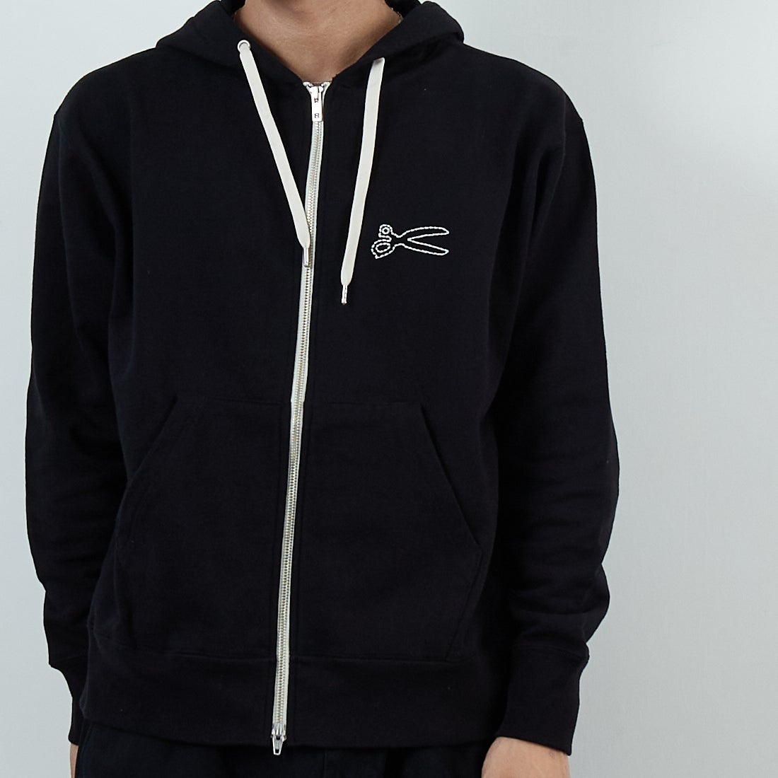 DENHAM [デンハム] チェーンステッチ ジップアップフーディ [CHAIN-ZIP-UP-HOODY] BLACK &&モデル身長：179cm 着用サイズ：M&&