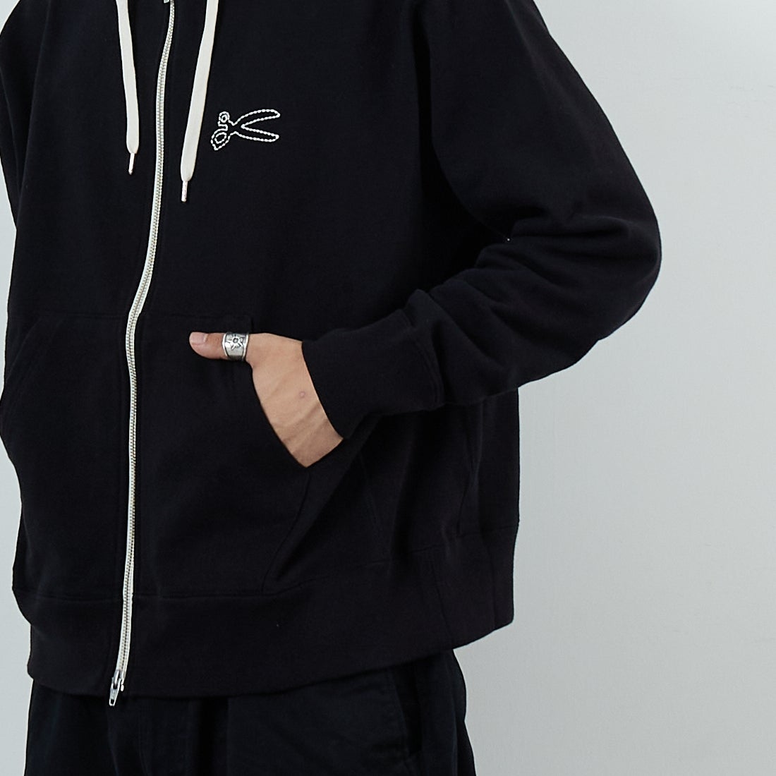 DENHAM [デンハム] チェーンステッチ ジップアップフーディ [CHAIN-ZIP-UP-HOODY] BLACK &&モデル身長：179cm 着用サイズ：M&&