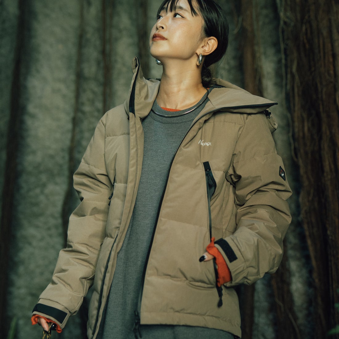 JEANSFACTORY × NANGA [ジーンズファクトリー × ナンガ] 別注 HINOC 難燃タフタダウンジャケット [JMP-254-031-JF] BEIGE &&モデル身長：150cm 着用サイズ：S&&