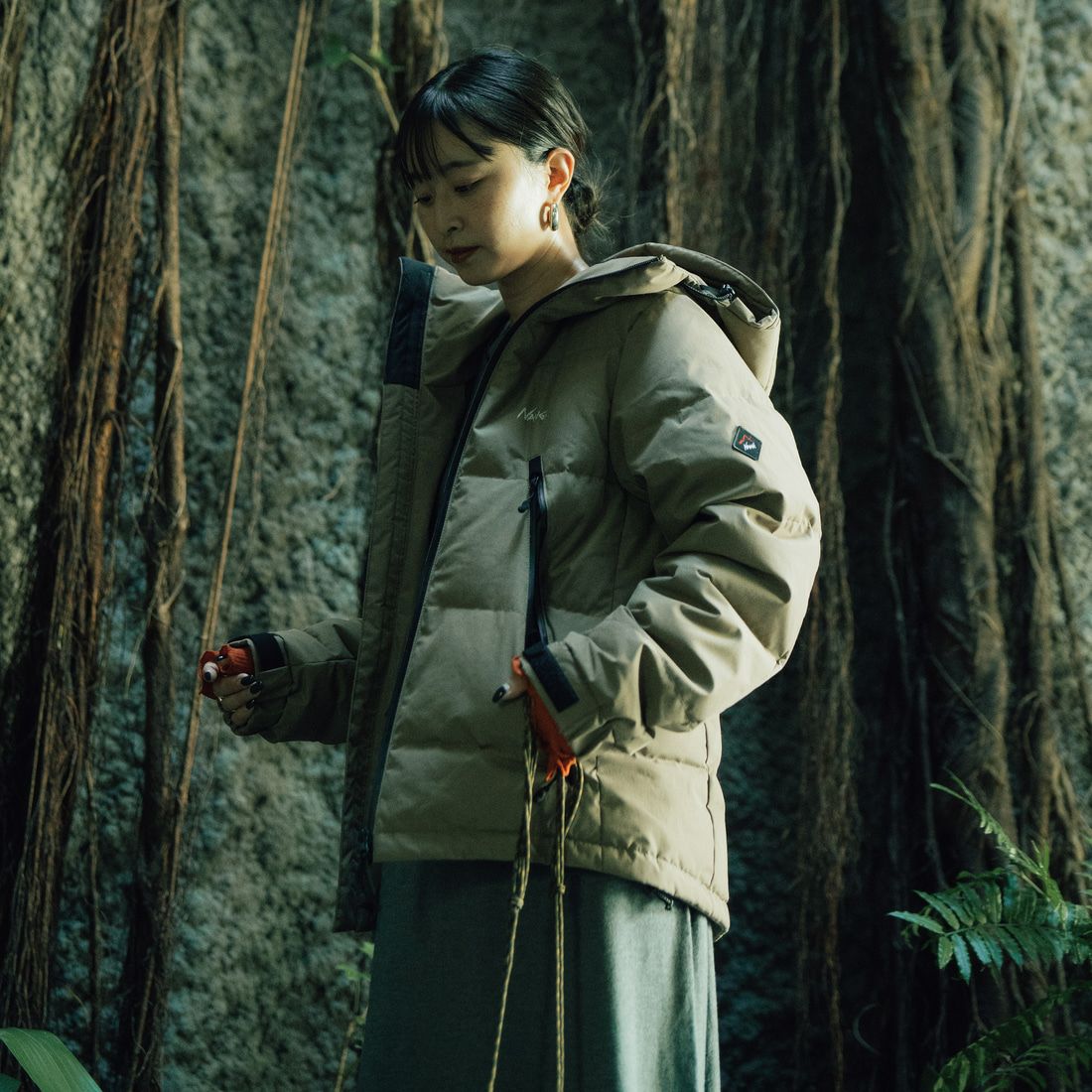 JEANSFACTORY × NANGA [ジーンズファクトリー × ナンガ] 別注 HINOC 難燃タフタダウンジャケット [JMP-254-031-JF] BEIGE &&モデル身長：150cm 着用サイズ：S&&