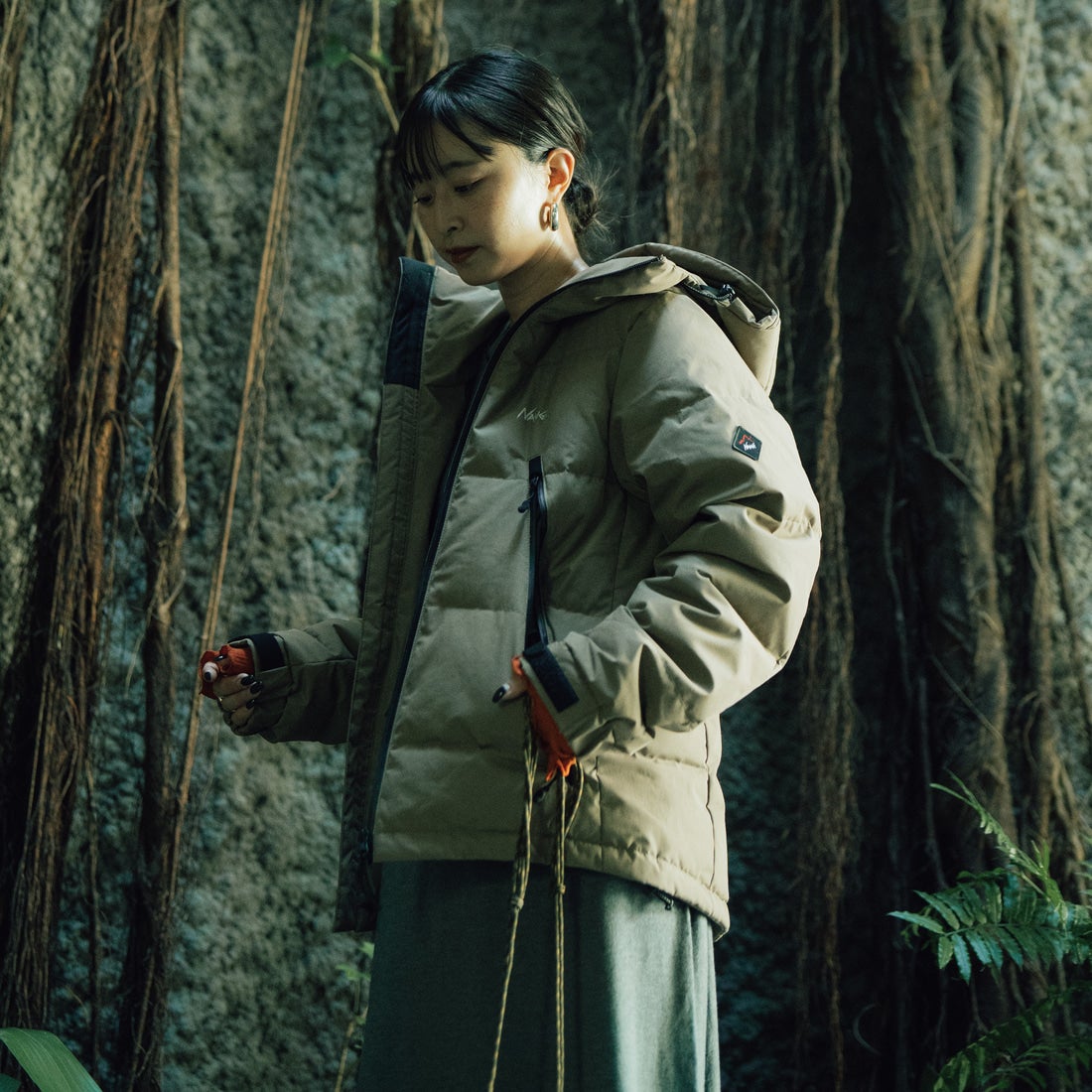 JEANSFACTORY × NANGA [ジーンズファクトリー × ナンガ] 別注 HINOC 難燃タフタダウンジャケット [JMP-254-031-JF] BEIGE &&モデル身長：150cm 着用サイズ：S&&