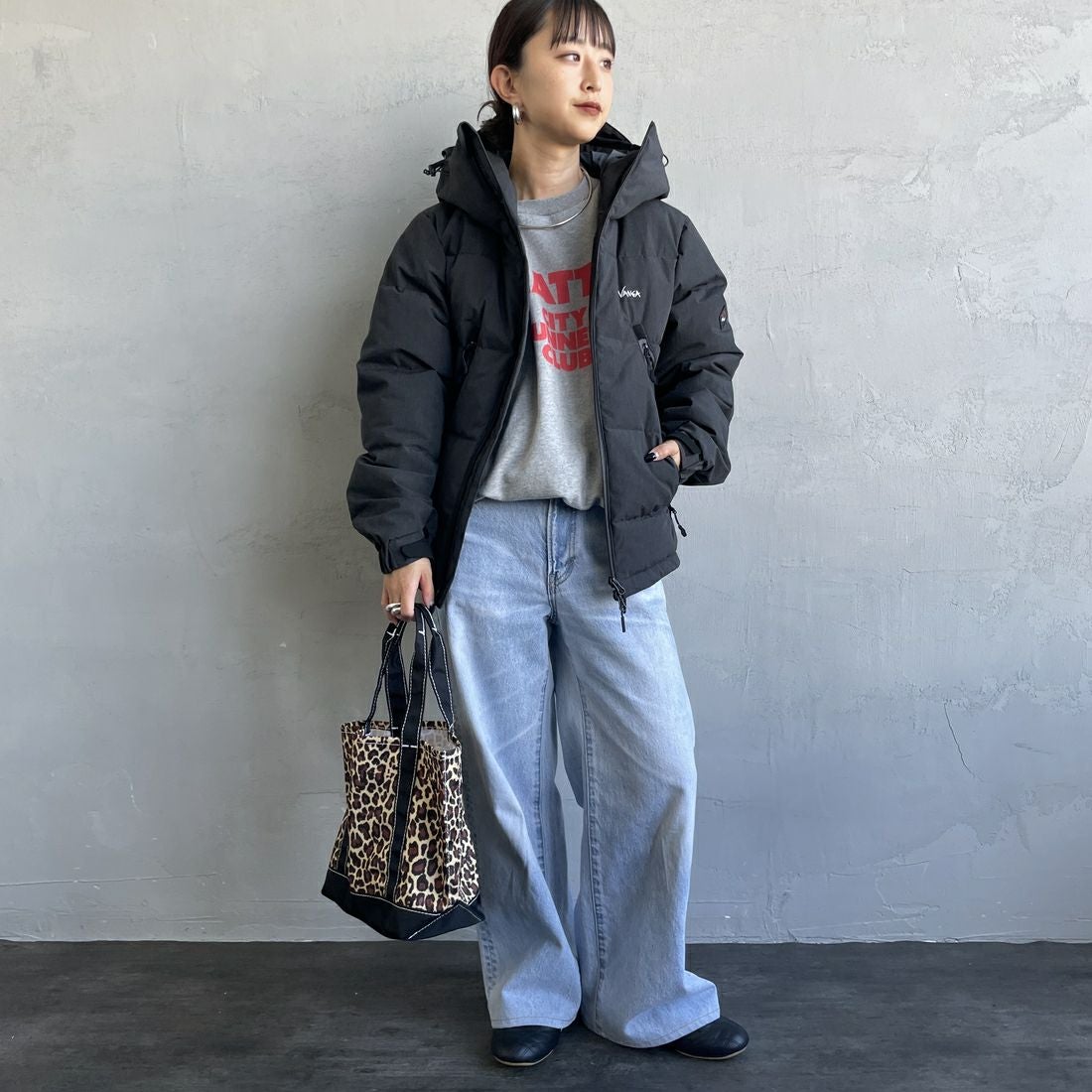 JEANSFACTORY × NANGA [ジーンズファクトリー × ナンガ] 別注 HINOC 難燃タフタダウンジャケット [JMP-254-031-JF] BLACK &&モデル身長：150cm 着用サイズ：S&&