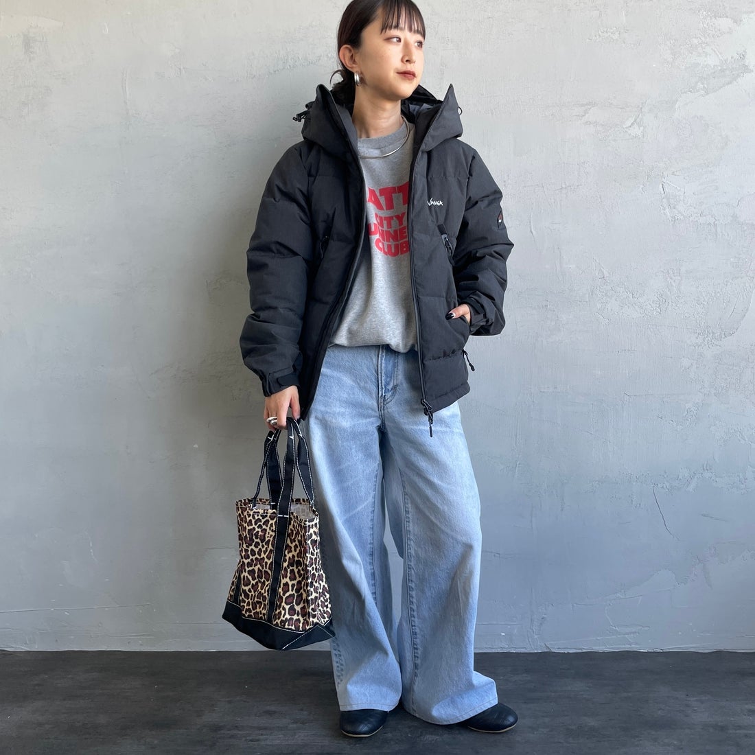 JEANSFACTORY × NANGA [ジーンズファクトリー × ナンガ] 別注 HINOC 難燃タフタダウンジャケット [JMP-254-031-JF] BLACK &&モデル身長：150cm 着用サイズ：S&&