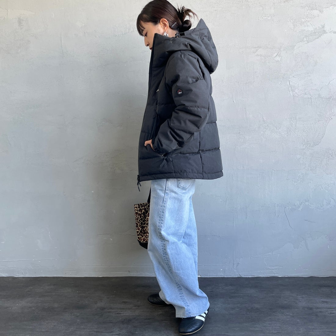 JEANSFACTORY × NANGA [ジーンズファクトリー × ナンガ] 別注 HINOC 難燃タフタダウンジャケット [JMP-254-031-JF] BLACK &&モデル身長：150cm 着用サイズ：S&&