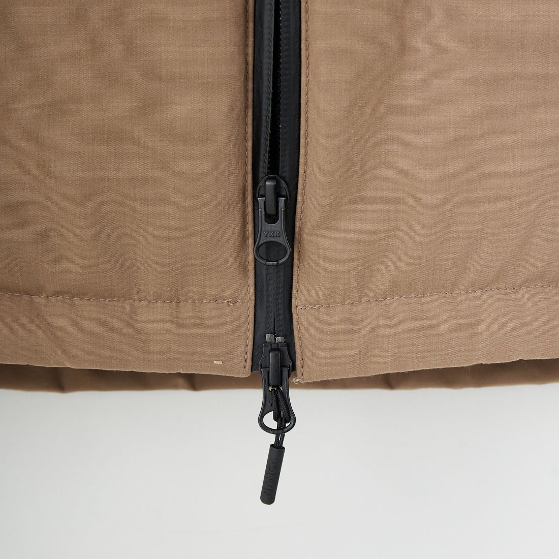 JEANSFACTORY × NANGA [ジーンズファクトリー × ナンガ] 別注 HINOC 難燃タフタダウンジャケット [JMP-254-031-JF] BEIGE